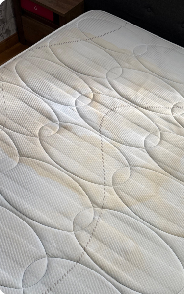 Colchón sucio, antes de la limpieza.