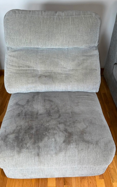 Sofá sucio, antes de la limpieza.