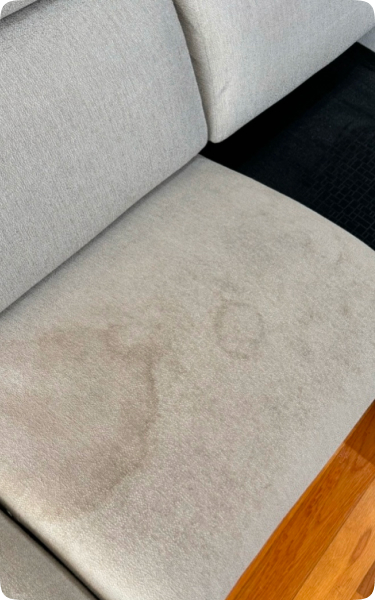 Sofá sucio, antes de la limpieza.